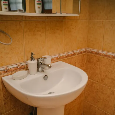 Peaceful In New Bazaar 티라나